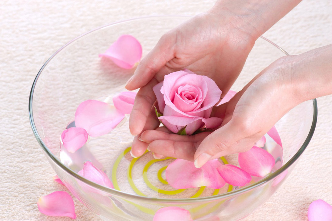 Rosalia by Bảo Hiên: 7 cách sử dụng nước hoa hồng cho làn da hoàn hảo